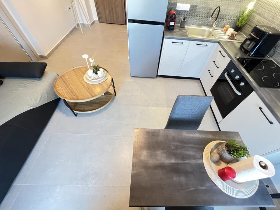 Coffee/tea facilities, Kitchen or kitchenette, Dining area, Food, stove