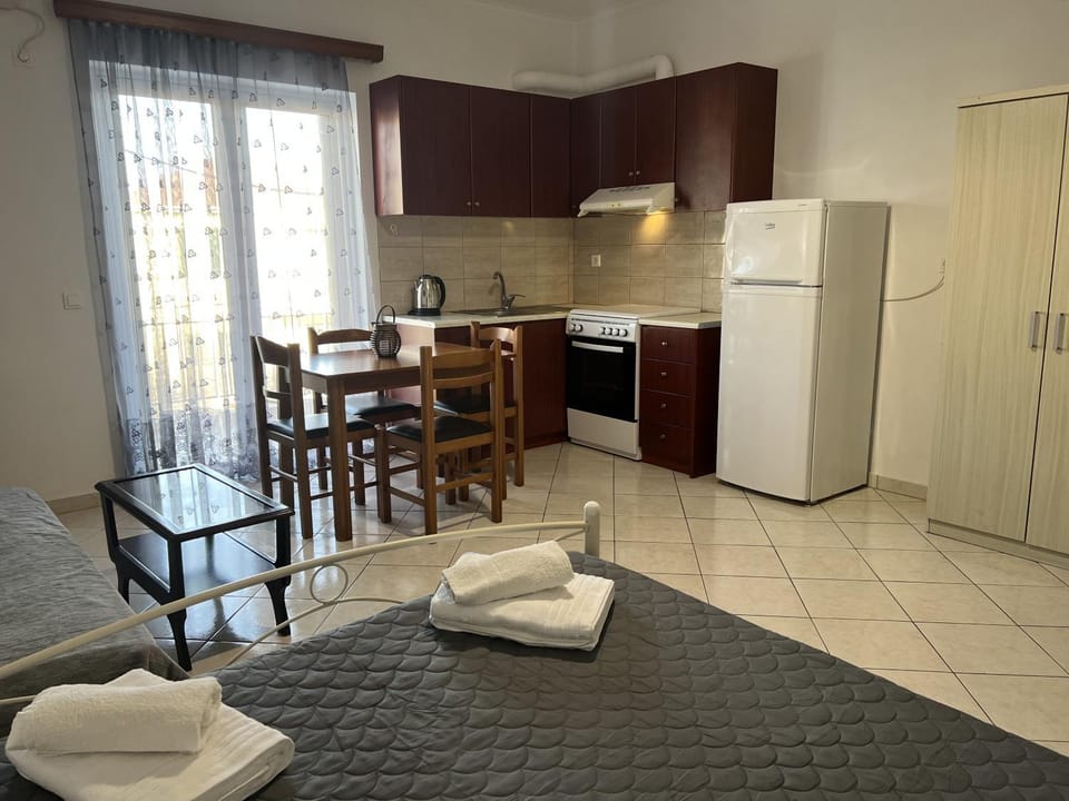 Bed, Kitchen or kitchenette, Living room, Seating area, Dining area, oven, stove, towels, wardrobe
