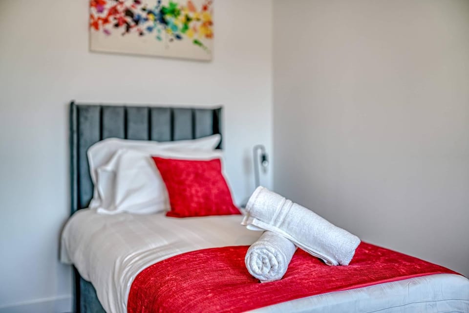 City View - 1 Minute to Transport links - Sleeps 3 Apartment in England