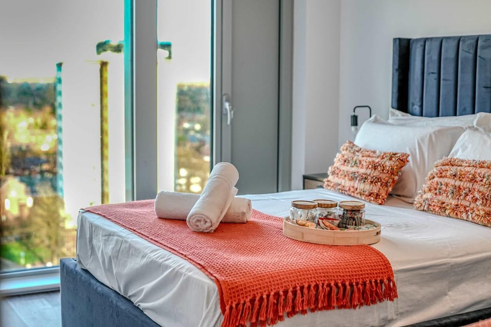 City View - 1 Minute to Transport links - Sleeps 3 Apartment in England