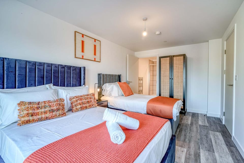 City View - 1 Minute to Transport links - Sleeps 3 Apartment in England