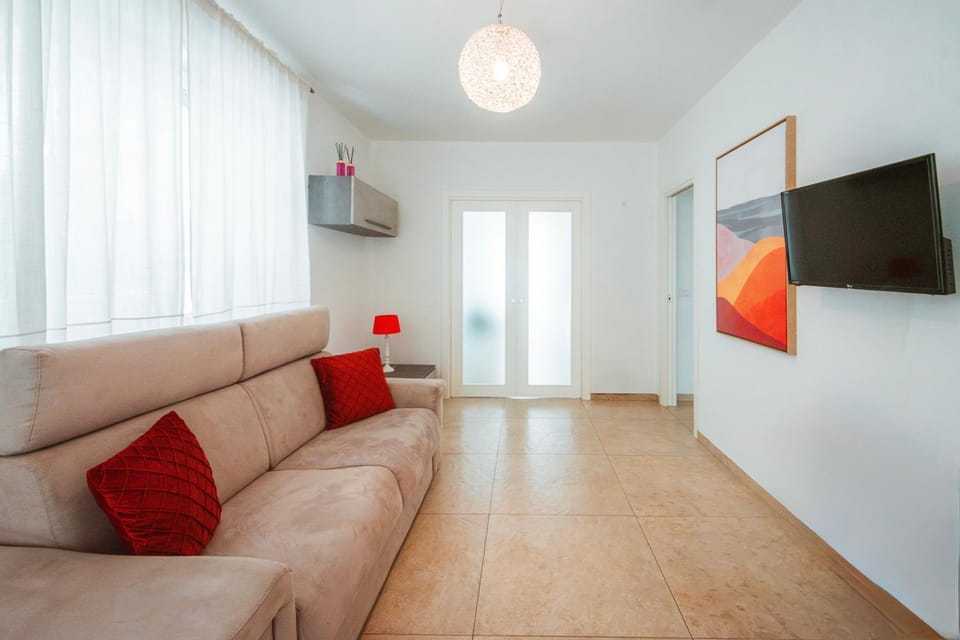 Communal lounge/ TV room, TV and multimedia, Living room, Decorative detail, Decorative detail, Seating area, Evening entertainment, internet, internet