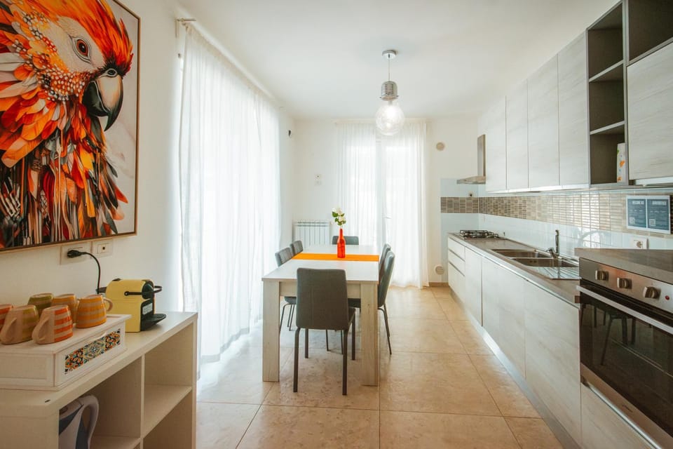 Summer, Coffee/tea facilities, Kitchen or kitchenette, Photo of the whole room, Decorative detail, Decorative detail, Dining area, Breakfast, Breakfast, Lunch, Lunch, Seasons, dishwasher, pet friendly, stove, stove