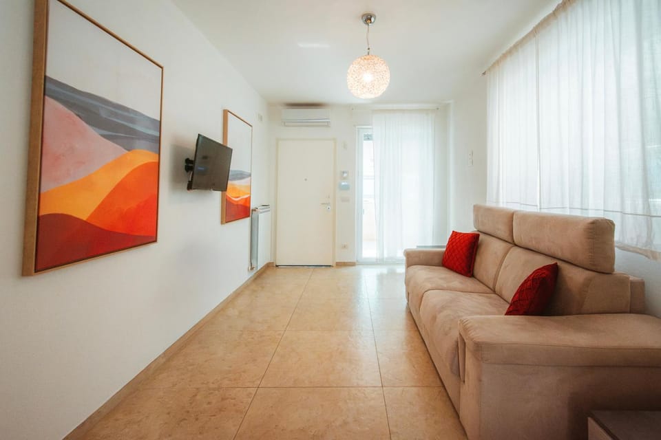 TV and multimedia, Living room, Decorative detail, Decorative detail, Seating area, internet, internet