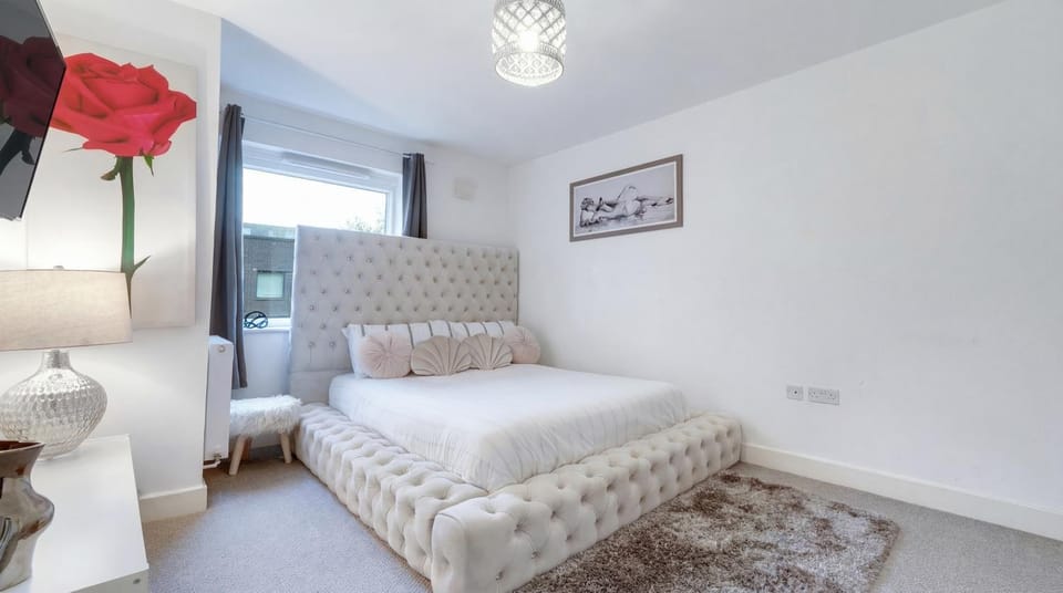 Bed, Living room, Photo of the whole room, Seating area, Bedroom