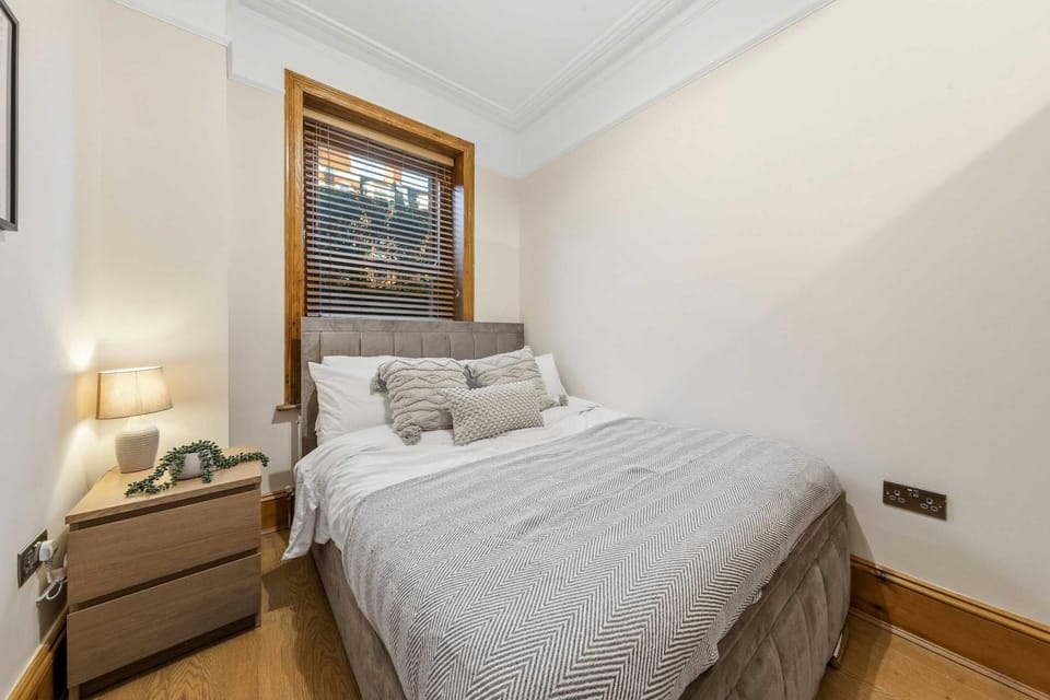 Maida Vale Apartment Sleeps 8 2 Min Walk from Maida Vale Station Weekend Parking Shared Garden Apartment in City of Westminster