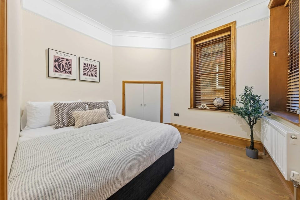 Maida Vale Apartment Sleeps 8 2 Min Walk from Maida Vale Station Weekend Parking Shared Garden Apartment in City of Westminster
