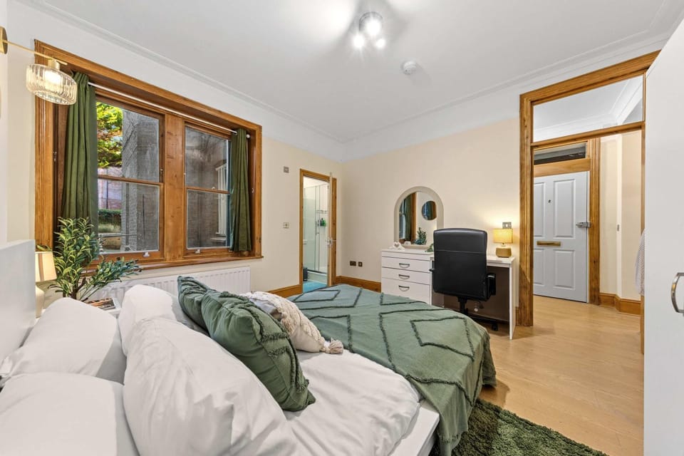 Maida Vale Apartment Sleeps 8 2 Min Walk from Maida Vale Station Weekend Parking Shared Garden Apartment in City of Westminster