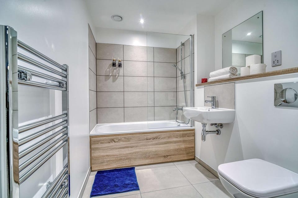 The Trafford Centre - City View - Close to Airport - Sleeps 6 Apartment in England