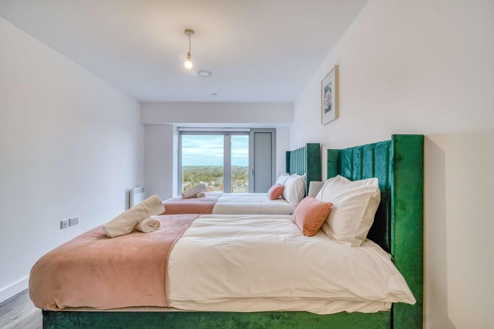 The Trafford Centre - City View - Close to Airport - Sleeps 6 Apartment in England