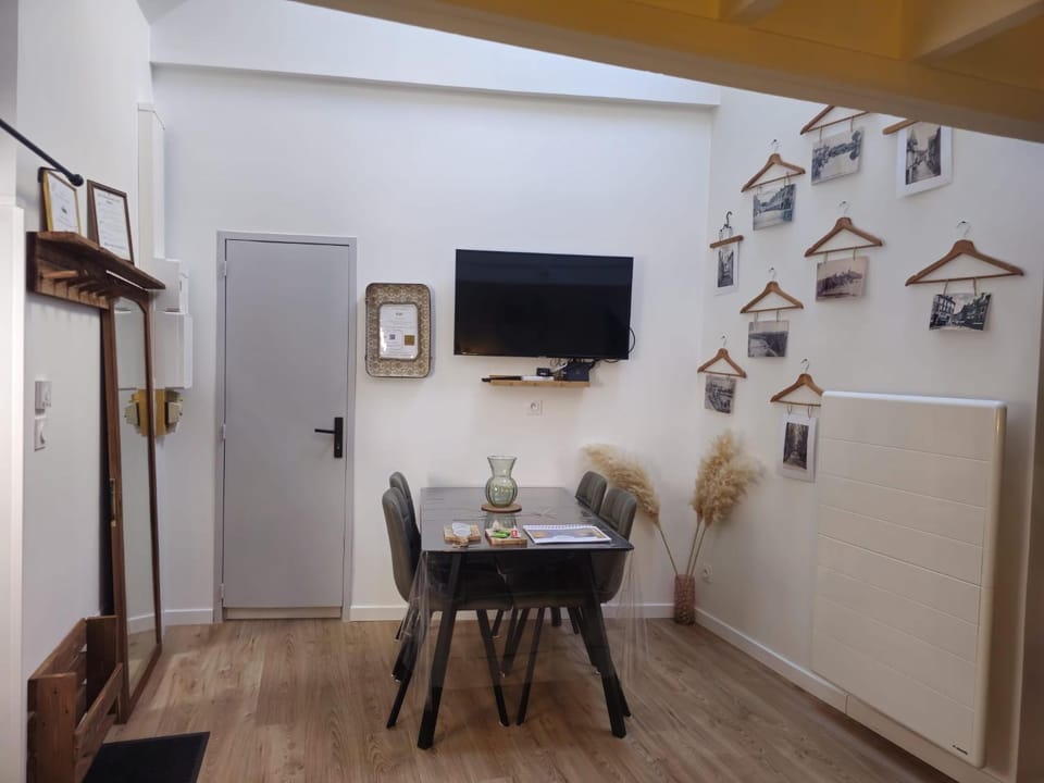 Living room, Seating area, Dining area, Meals
