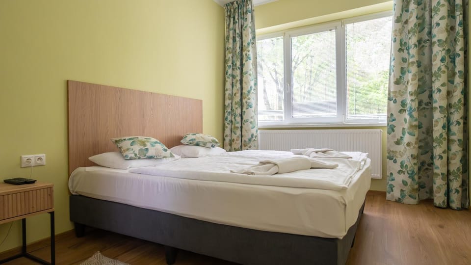 Photo of the whole room, towels
