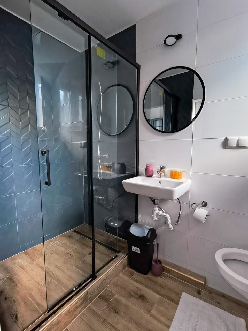 Shower, Toilet, Bathroom, towels