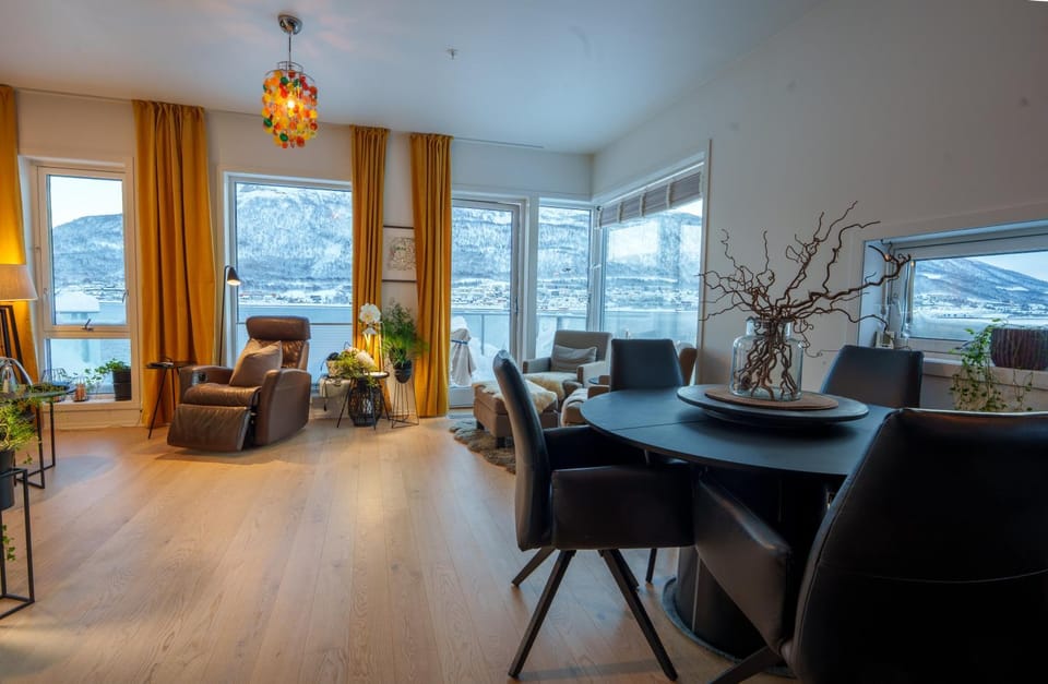 By the Sea and Mountains Apartment in Tromso
