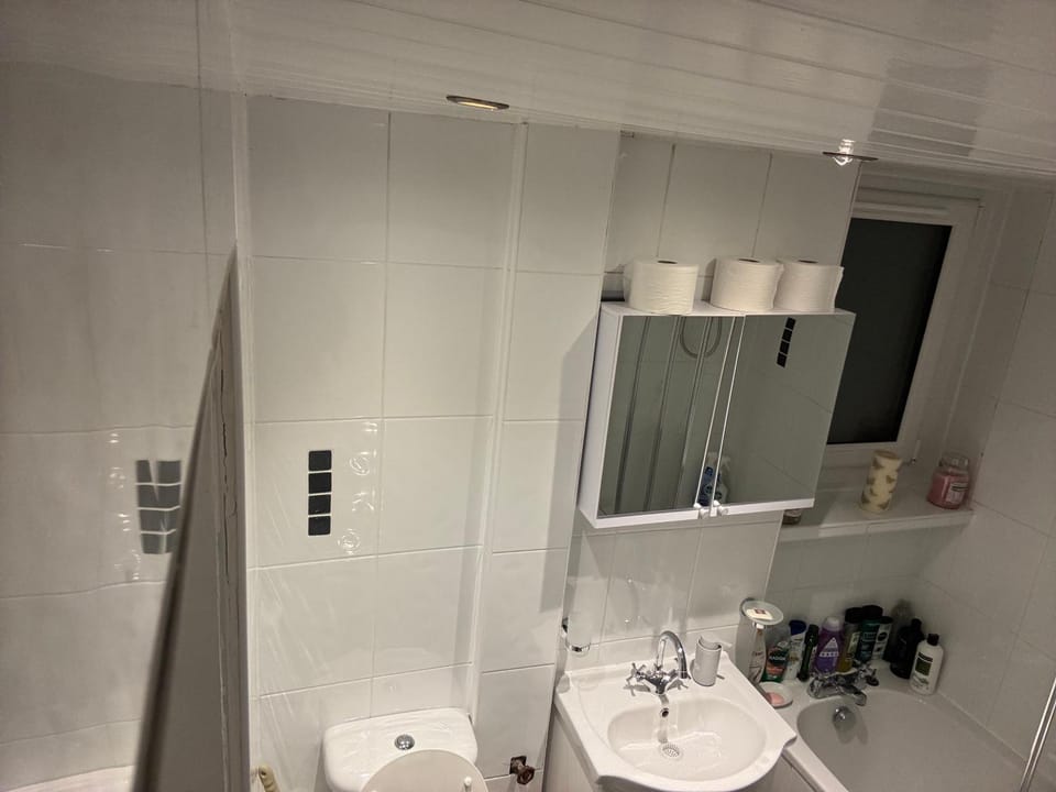 Shower, Toilet, Bathroom, towels, Internal: Not applicable to any particular room