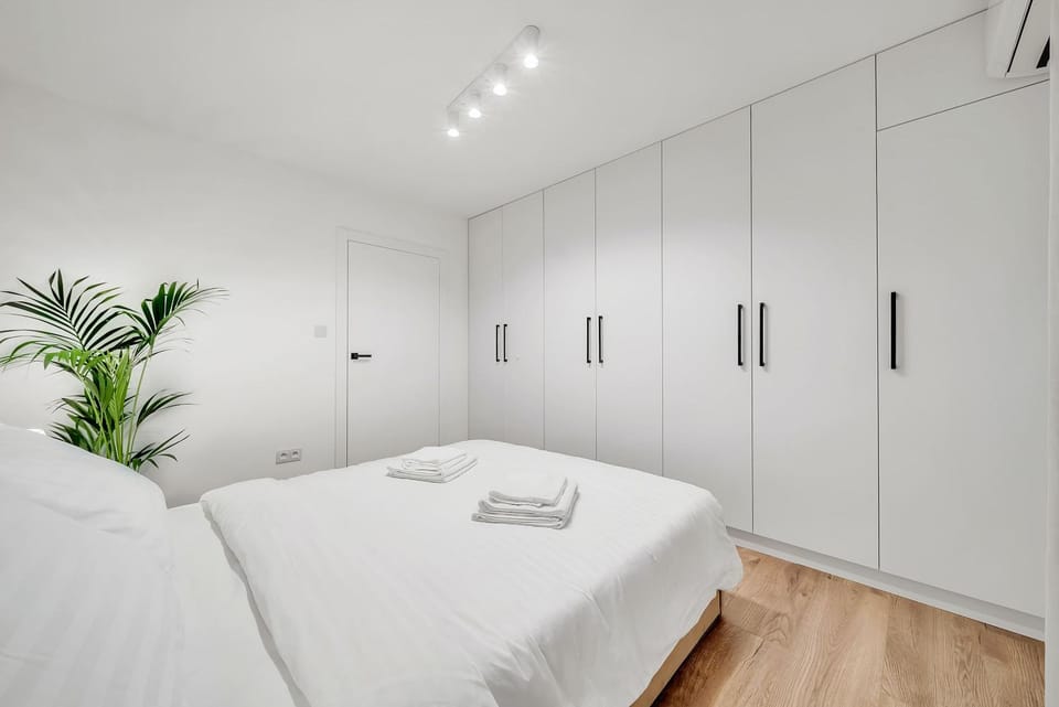 Photo of the whole room, Bedroom, wardrobe