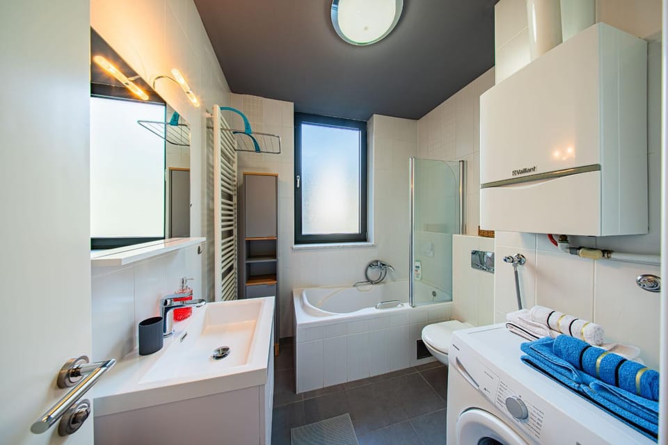 Bathroom, Bath, towels, washing machine, dryer