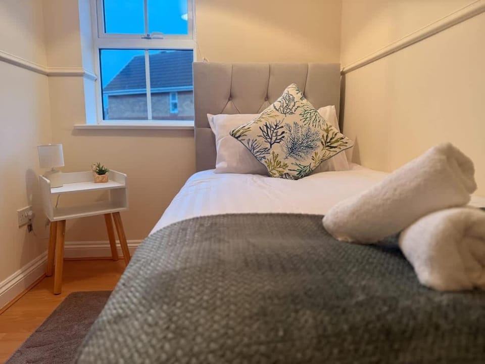Ivy House - 3-Bed, Sleeps 4, Parking, WiFi, Contractors House in Telford