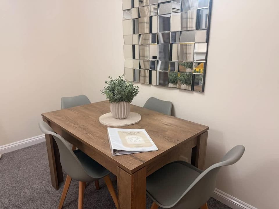 Ivy House - 3-Bed, Sleeps 4, Parking, WiFi, Contractors House in Telford