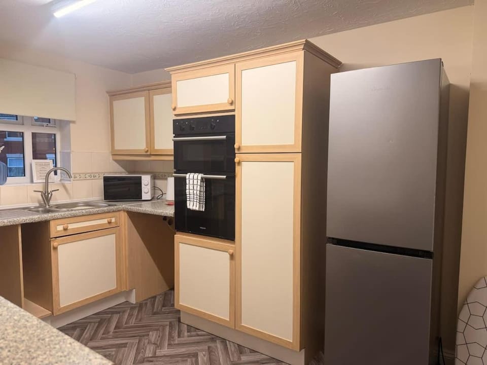 Ivy House - 3-Bed, Sleeps 4, Parking, WiFi, Contractors House in Telford