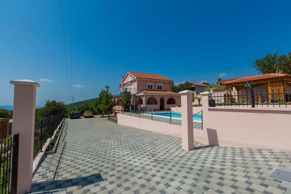 Hundefreundliche und moderne Villa mit Privatpool, Meerblick, BBQ-Bereich House in Crikvenica