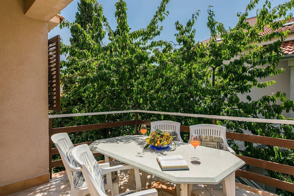 Haustierfreundliches Apartment nur 580 Meter zum Strand mit Meerblick Apartment in Primorje-Gorski Kotar County