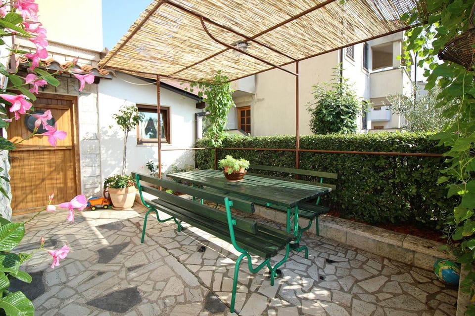 Hundefreundliches Apartment nur 600 Meter zum Strand mit Garten und Grill Apartment in Poreč