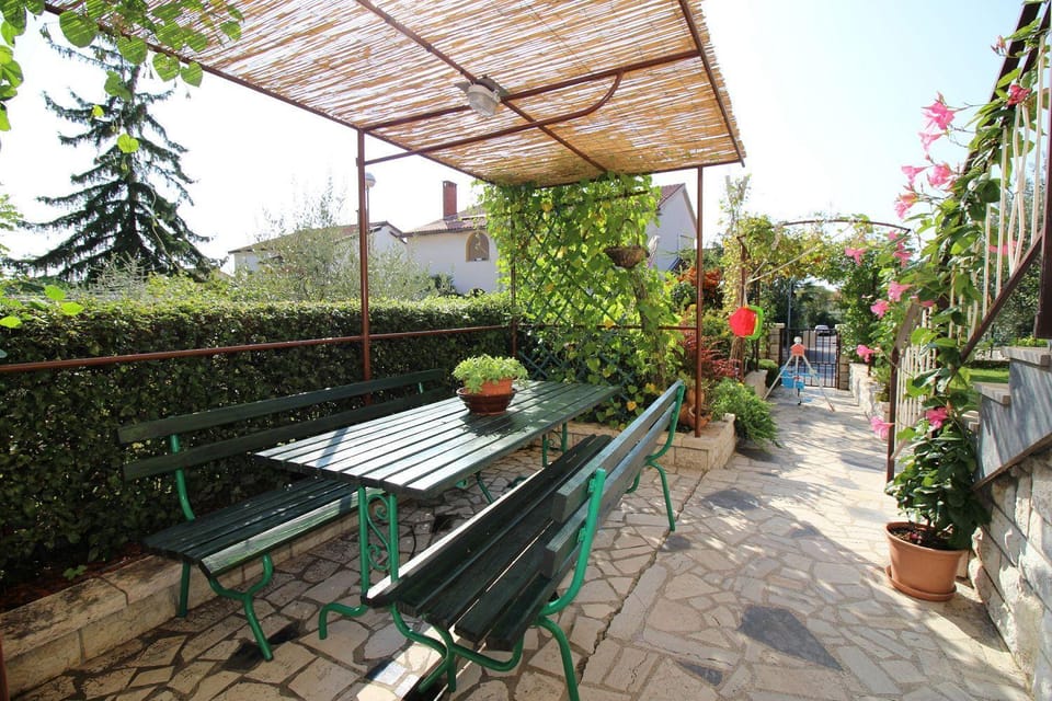 Hundefreundliches Apartment nur 600 Meter zum Strand mit Garten und Grill Apartment in Poreč