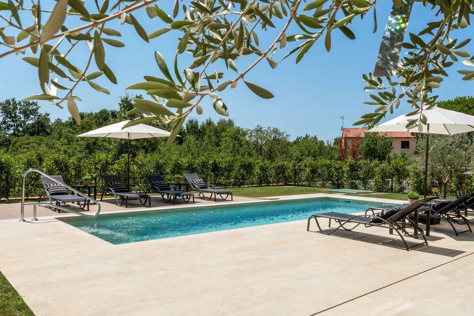 Atemberaubende Villa mit Privatpool, Sauna, Billard, Kicker, Heimtrainer, BBQ House in Poreč