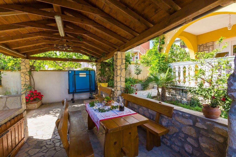 Lauschiges Apartment nur 300 Meter zum Strand mit Meerblick und Kinderschaukel Apartment in Crikvenica