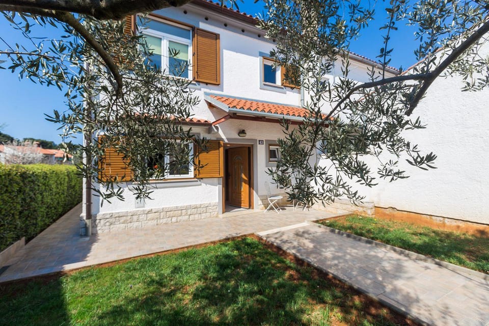 Hundefreundliches Ferienhaus nur 700 Meter zum Strand mit Grill, Waschmaschine House in Poreč