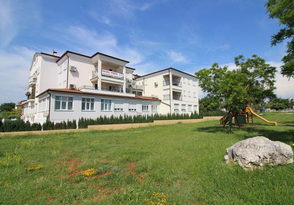 Idyllisches Apartment mit Kinderspielplatz vor dem Haus und nur 700 Meter zum Strand Apartment in Poreč