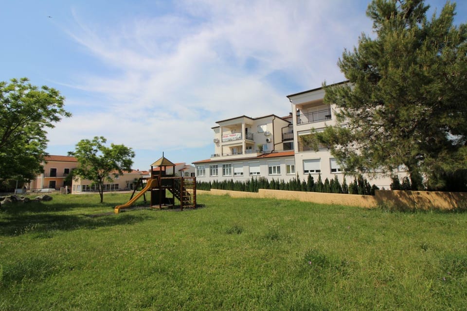 Idyllisches Apartment mit Kinderspielplatz vor dem Haus und nur 700 Meter zum Strand Apartment in Poreč