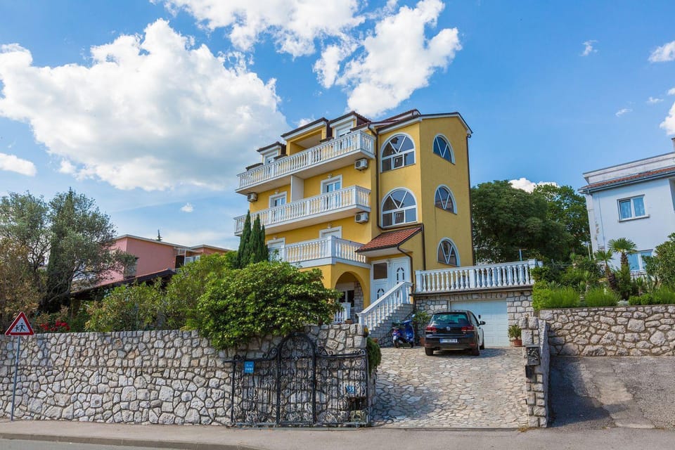 Romantisches Apartment nur 300 Meter zum Strand mit Parkplatz und Grill Apartment in Crikvenica