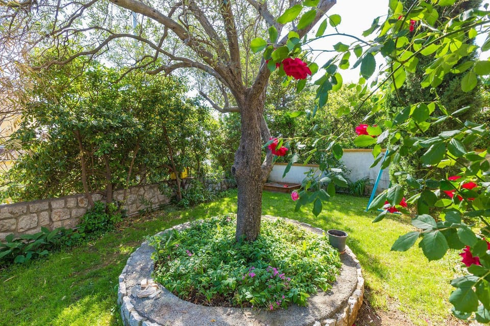 Romantisches Apartment nur 300 Meter zum Strand mit Parkplatz und Grill Apartment in Crikvenica