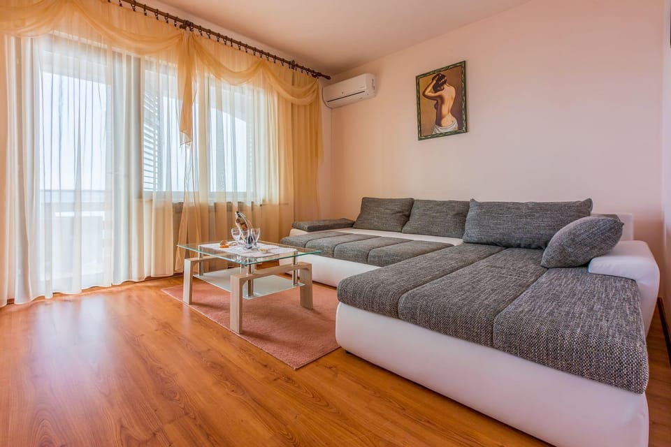 Beschauliches Apartment nur 650 Meter zum Strand mit Fitnessraum, Meerblick, Grill Apartment in Crikvenica