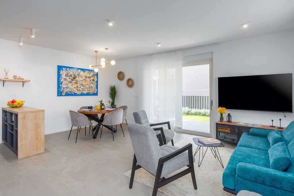 Luxusapartment mit Moskitonetzen, gutem Restaurant ums Eck, WiFi, Liegen Apartment in Poreč