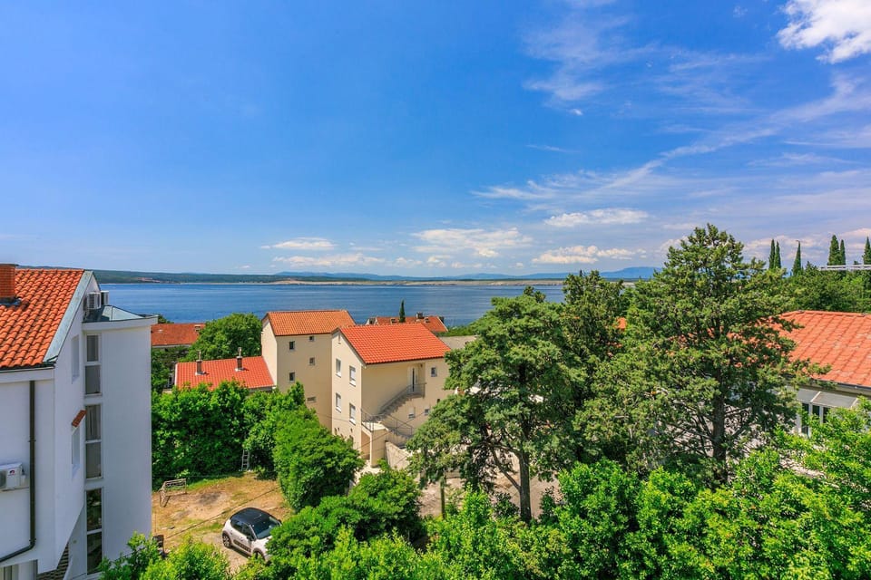 Lauschiges Apartment nur 300 Meter zum Strand mit Meerblick, Parkplatz, Grillplatz Apartment in Crikvenica