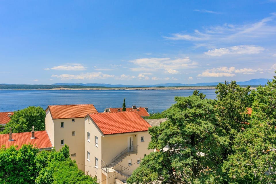 Lauschiges Apartment nur 300 Meter zum Strand mit Meerblick, Parkplatz, Grillplatz Apartment in Crikvenica
