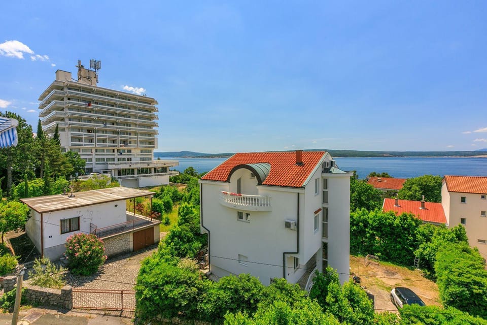 Lauschiges Apartment nur 300 Meter zum Strand mit Meerblick, Parkplatz, Grillplatz Apartment in Crikvenica