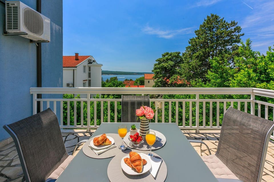 Helles Apartment nur 300 Meter zum Strand mit Meerblick, Grillplatz, Waschmaschine Apartment in Crikvenica