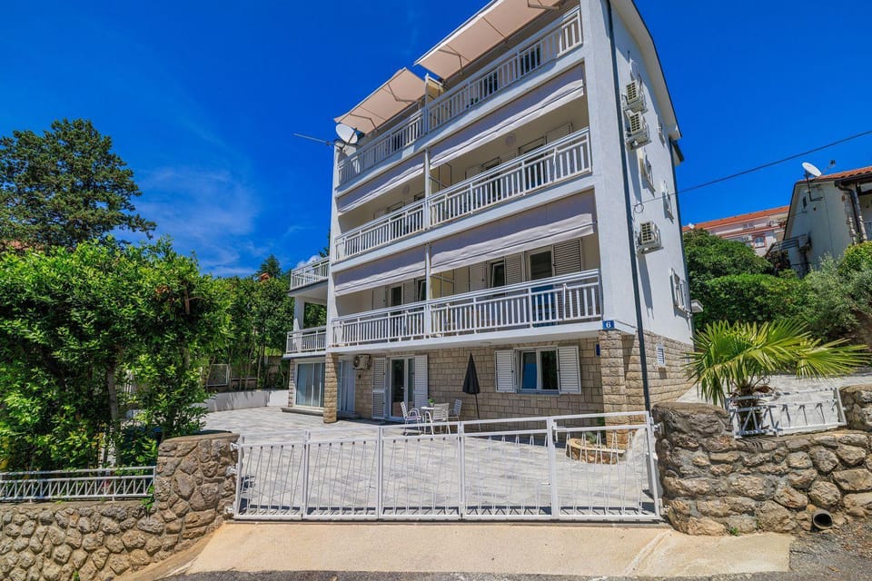 Modernes Apartment nur 300 Meter zum Strand mit Grillplatz und Privatparkplatz Apartment in Crikvenica