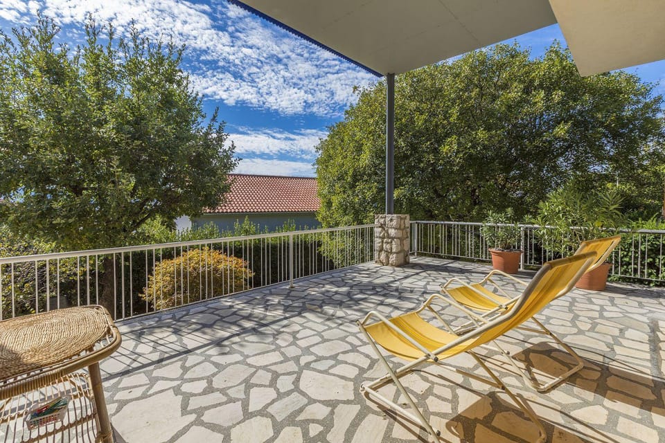 Rustikales Steinhaus nur 300 Meter zum Strand mit 3 Parkplätzen, Meerblick, Garten House in Novi Vinodolski