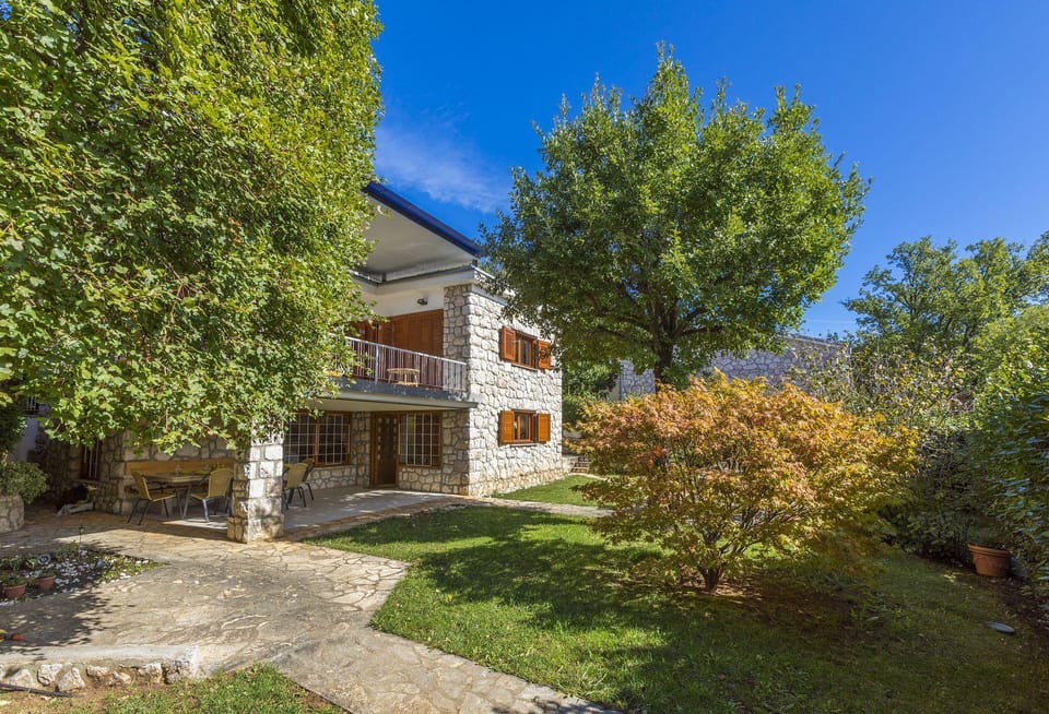 Rustikales Steinhaus nur 300 Meter zum Strand mit 3 Parkplätzen, Meerblick, Garten House in Novi Vinodolski