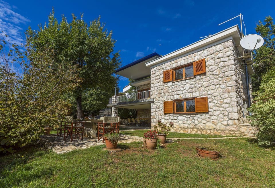 Rustikales Steinhaus nur 300 Meter zum Strand mit 3 Parkplätzen, Meerblick, Garten House in Novi Vinodolski