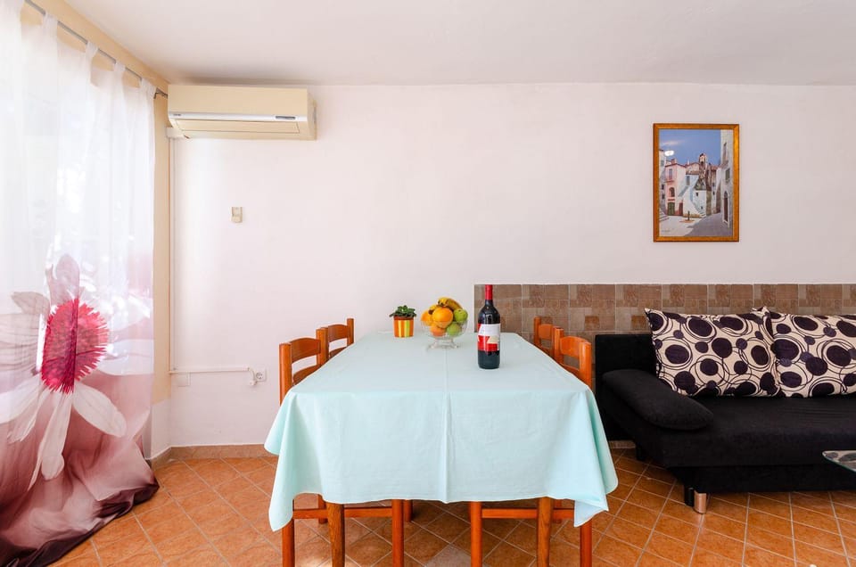 Romantisches Apartment nur 200 Meter zum Strand mit Grillplatz, Klima, WiFi Apartment in Crikvenica