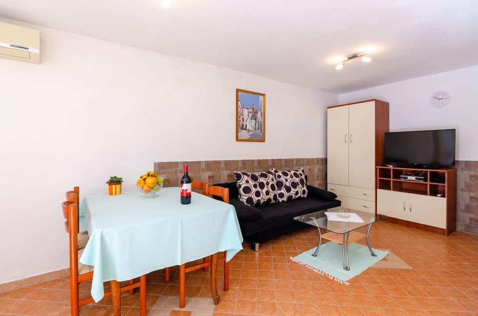 Romantisches Apartment nur 200 Meter zum Strand mit Grillplatz, Klima, WiFi Apartment in Crikvenica