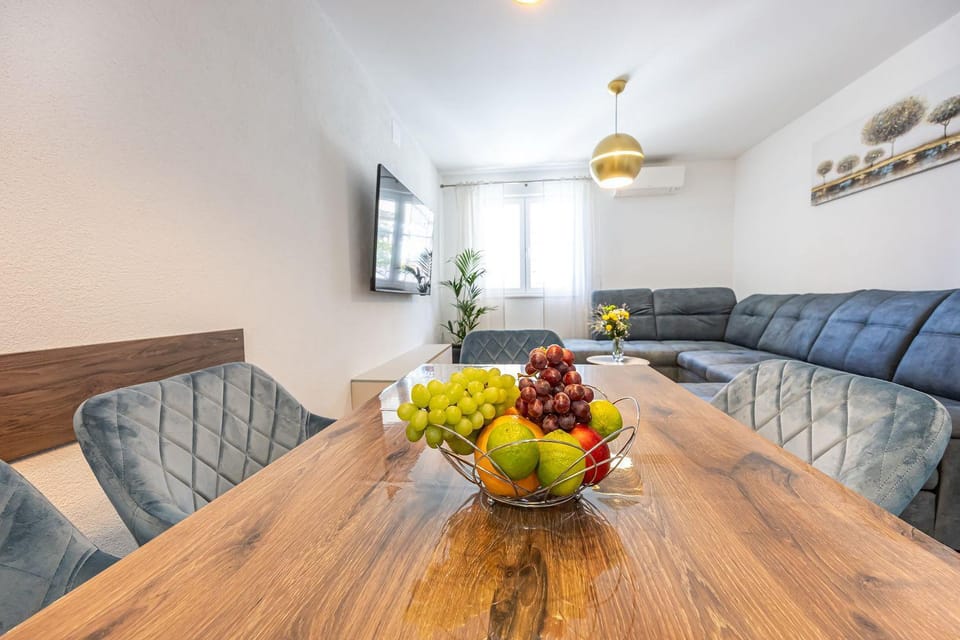 Komplett renoviertes Apartment nur 500 Meter zum Strand mit Grill, Smart-TV, Wäschetrockner Apartment in Crikvenica