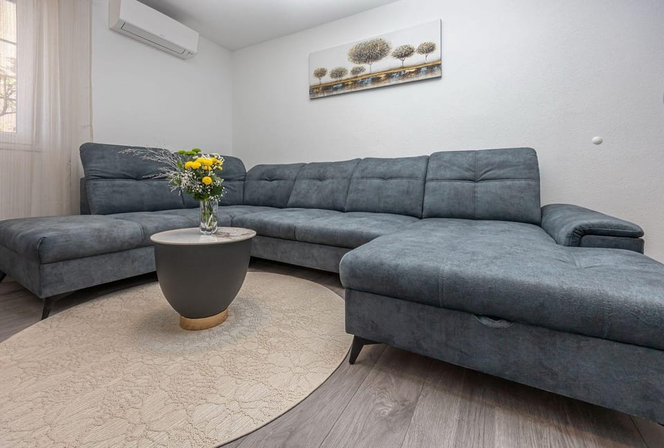 Komplett renoviertes Apartment nur 500 Meter zum Strand mit Grill, Smart-TV, Wäschetrockner Apartment in Crikvenica