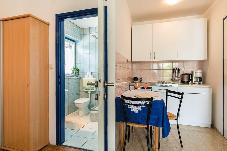 Hundefreundliches Studio-Apartment nur 580 Meter zum Strand mit Parkplatz Apartment in Primorje-Gorski Kotar County